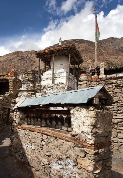 Muro de Stupa y ruedas de oración en Manang villlage —  Fotos de Stock