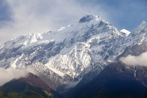 Vackra mount, runt Annapurna circuit trekking trail — Stockfoto