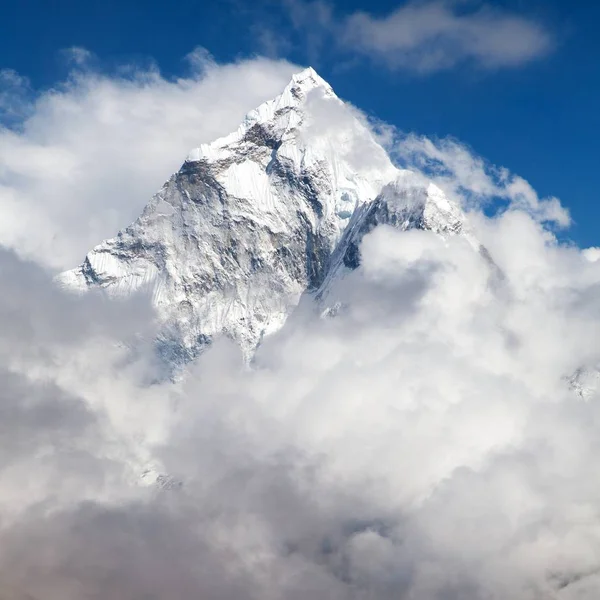 Monte Ama Dablam dentro das nuvens, caminho para o acampamento base do Everest — Fotografia de Stock