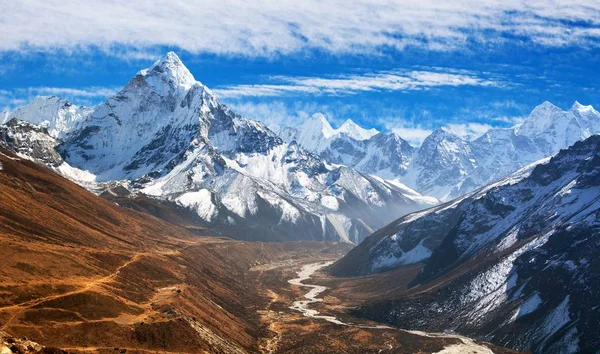 Pohled na horu Ama Dablam s krásnou oblohu — Stock fotografie