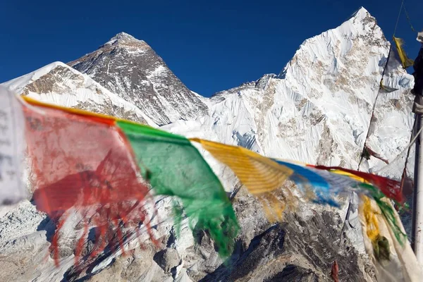 Mont Everest avec des drapeaux de prière bouddhistes — Photo