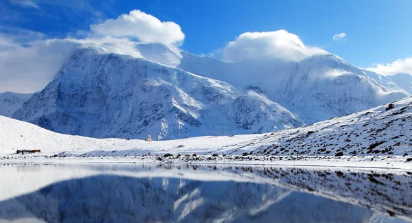 Gamma Annapurna rispecchiando nel lago di ghiaccio — Foto Stock