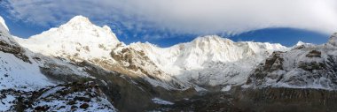Annapurna dağına güneye temel kampından panoramik görünüm