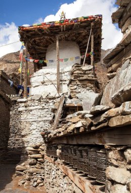 Manang villlage stupa ve ibadet tekerlerimi duvarında