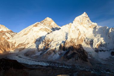 Everest Dağı akşam panoramik görünüm