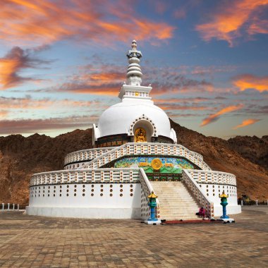 Uzun boylu Shanti Stupa Leh yakınındaki akşam gün batımı görünümü
