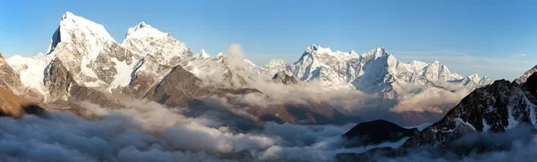 Arakam Tse, Cholatse en andere pieken op het gebied van de Everest — Stockfoto