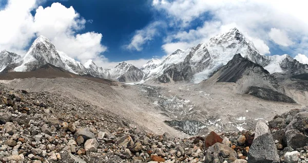 与美丽的天空和昆布冰川上珠穆朗玛峰 — 图库照片