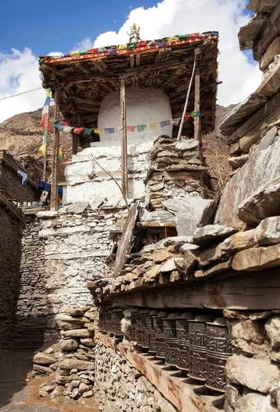 Stupa und Gebetsmühlen Mauer in manang villlage — Stockfoto