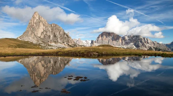 Vista de passo Giau, lago de montanha, montanhas Dolomitas — Fotografia de Stock
