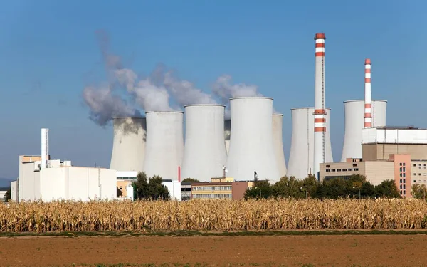 Nükleer santralin soğutma kulesi — Stok fotoğraf