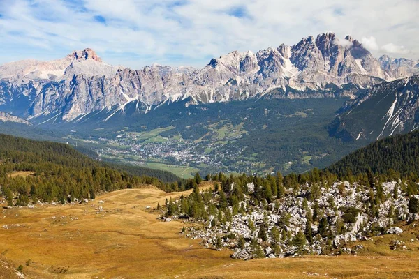 Cortina d Ampezzo and Gruppo del Cristallo — Stockfoto