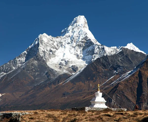Mount ama dablam mit Stupa nahe dem Dorf Pangboche — Stockfoto