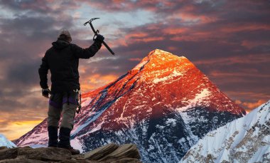 Turist ile Gokyo Vadisi'nden Everest Dağı