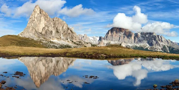 Vista de passo Giau, lago de montanha, montanhas Dolomitas — Fotografia de Stock