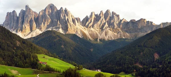 Geislergruppe o Gruppo dele Odle, Dolomitas Alpes — Foto de Stock