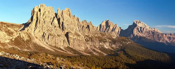 Cima Ambrizzola, Croda da Lago and Le Tofane Gruppe — Stock Photo, Image