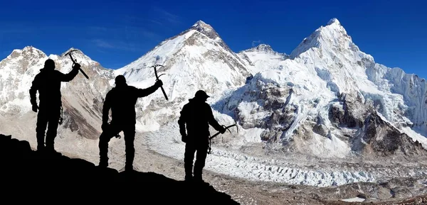 登上珠穆朗玛峰和洛子峰的登山者的剪影 — 图库照片