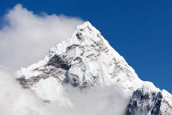 Monte Ama Dablam dentro das nuvens, caminho para o acampamento base do Everest — Fotografia de Stock