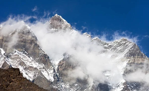 Gipfel des Berges lhotse und lhotse shar mit Wolken — Stockfoto