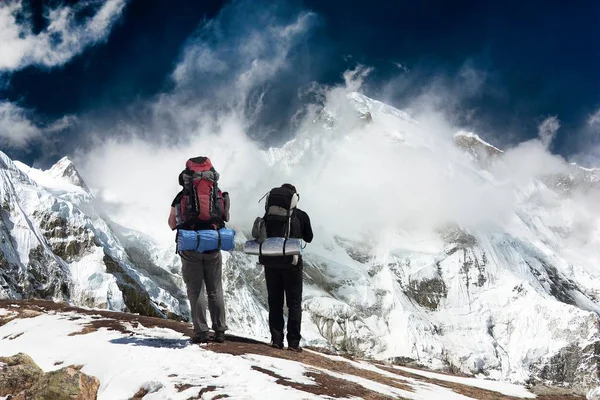 Cho Oyu with trekker - Khumbu valley - Nepal — Stock Photo, Image