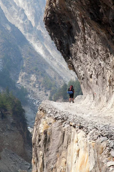 Man on the way, rock and road in round Annapurna circuit — Stock Photo, Image