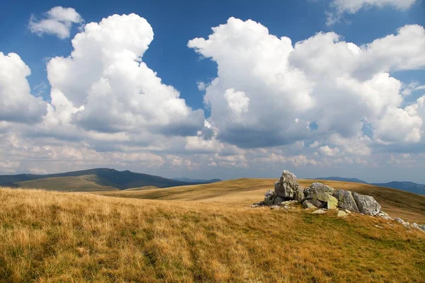 Romeno Carpathi com nuvens, montanhas vulcanas, Roménia — Fotografia de Stock