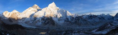 Everest Dağı akşam panoramik görünüm