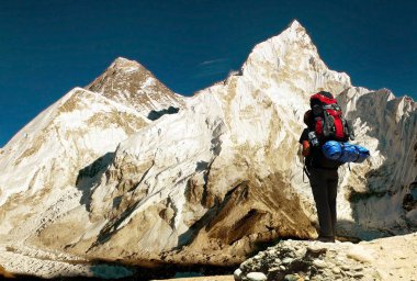 Akşam görünümü turist ve Everest Dağı