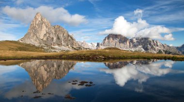 Passo Giau, dağ gölü, Dolomites dağlar görüntülemek