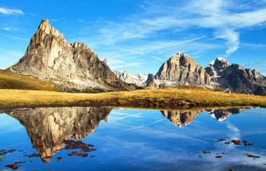 Passo Giau, dağ gölü, Dolomites dağlar görüntülemek