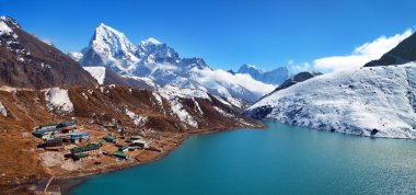 DUDH Pokhari Tso veya Gokyo Gölü, Gokyo Köyü