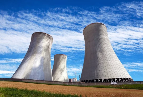 Tour de refroidissement avec nuages, centrale nucléaire — Photo