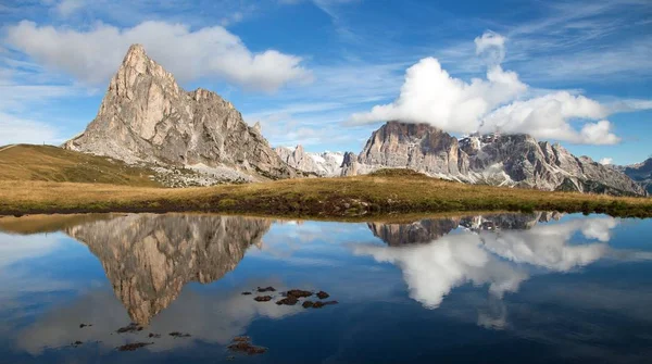 Vista de passo Giau, lago de montanha, montanhas Dolomitas — Fotografia de Stock