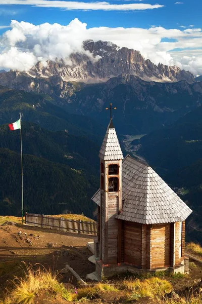 Iglesia o capilla en la cima de la montaña Col di Lana — Foto de Stock