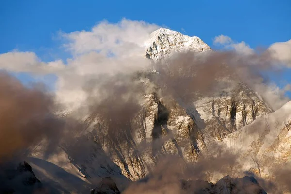에베레스트 정상에 아름 다운 구름과 — 스톡 사진