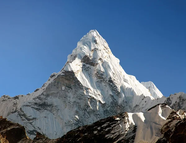 Visa av Ama Dablam på väg till Everest Base Campb — Stockfoto