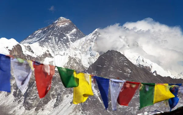 Montañas del Himalaya y el Monte Everest con banderas de oración — Foto de Stock