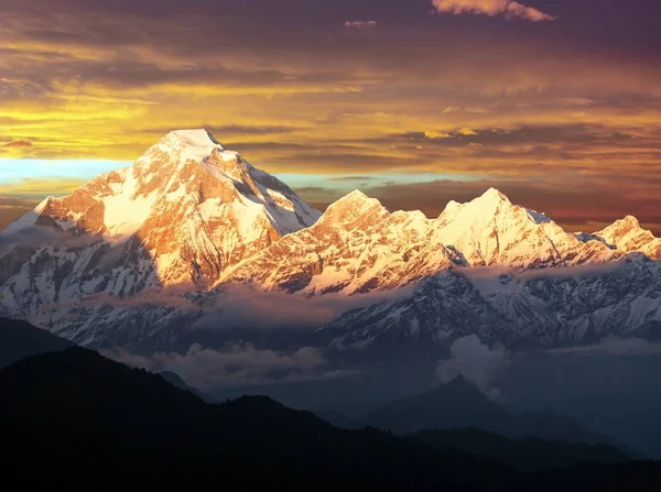 Noite vista do pôr do sol do monte Dhaulagiri, Himalaia, Nepal — Fotografia de Stock