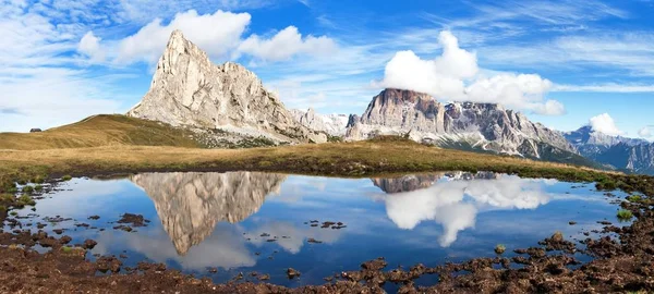 Vista desde el passo Giau, lago de montaña, montañas Dolomitas —  Fotos de Stock