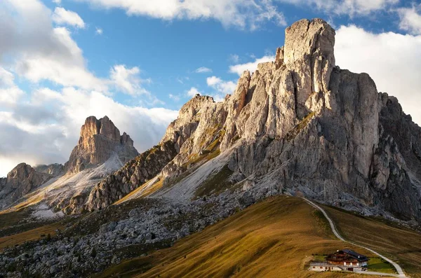 Passo Giau near Cortina d Ampezzo and mout Ra Gusela — Stock Photo, Image