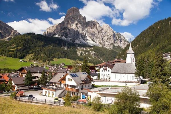 Corvara in Badia, kostel v Corvara, Dolomity, Itálie — Stock fotografie