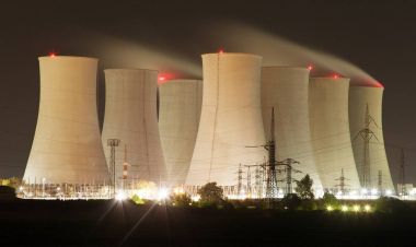 Gece görünümü soğutma kuleleri ve nükleer enerji santrali