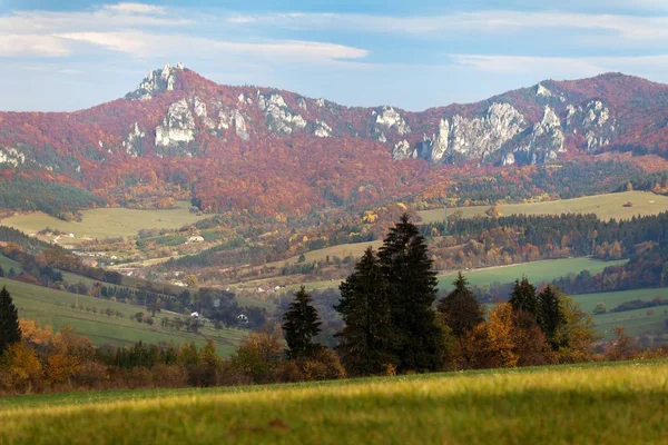 Höstlig panoramautsikt från sulov klippiga bergen — Stockfoto