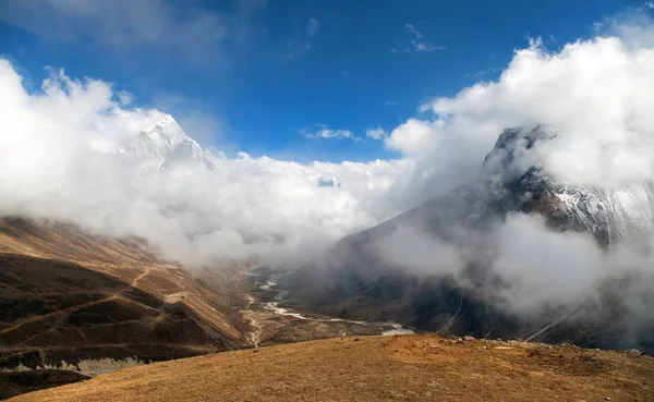 Mount Ama Dablam inom moln, sätt att Everest basläger — Stockfoto