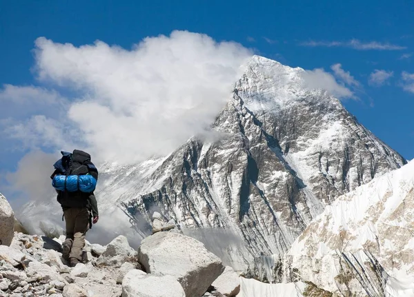 Эверест от Gokyo ри с туристом — стоковое фото
