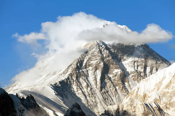 Mount Everest met prachtige wolken op de bovenkant — Stockfoto