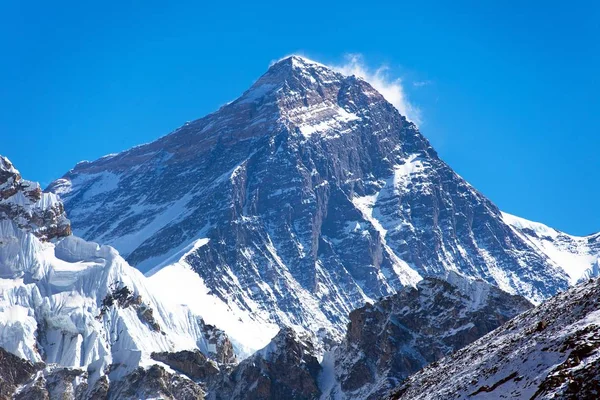 Vrcholu Mount Everestu z údolí Gokyo — Stock fotografie