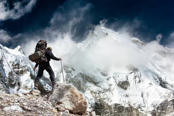 Cho Oyu with two trekkers - Khumbu valley - Nepal — Stock Photo, Image
