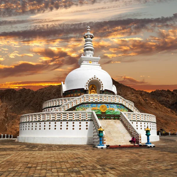 Večerní slunce pohled vysoký Shanti Stupa nedaleko Leh — Stock fotografie